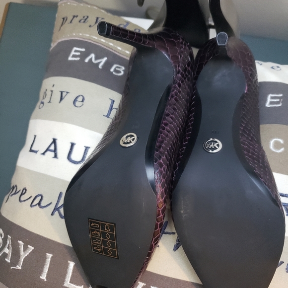 Shoes (wine red is the Color) - Picture 4 of 4